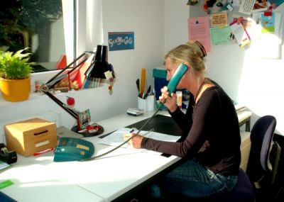 Wildwasser-Mitarbeiterin am Telefon im Büro